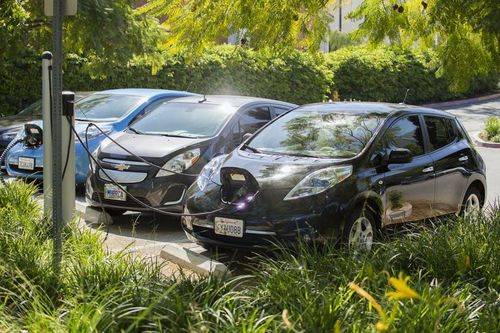 Doanh số bán xe chạy bằng xăng và điện tại Mỹ cao kỷ lục