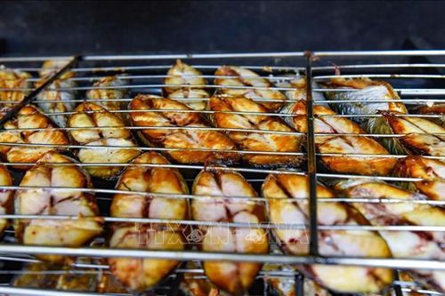 Làng nghề nướng cá nơi cửa biển Ngư Lộc (Thanh Hóa) tất bật vào vụ Tết