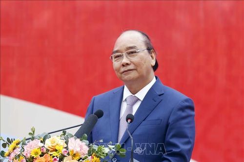 Chủ tịch nước Nguyễn Xuân Phúc dự Lễ phát động thi đua năm 2022 của Tập đoàn Dệt may Việt Nam