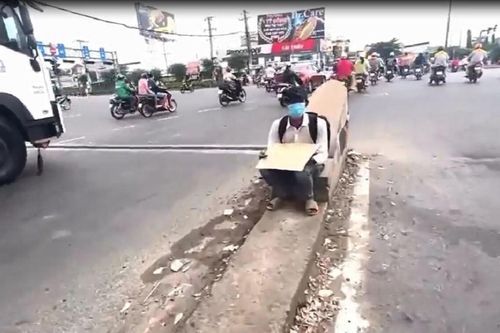 Ngồi lề đường xin tiền xe về quê, mạnh thường quân lại hỏi một câu, nam thanh niên vội co giò bỏ chạy