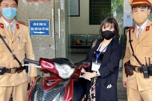 CSGT trao trả xe máy cho nữ chủ nhân bị mất cắp 3 năm trước