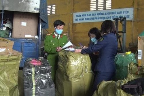 Ngăn chặn gần 10 tấn bánh kẹo trôi nổi chuẩn bị bán Tết