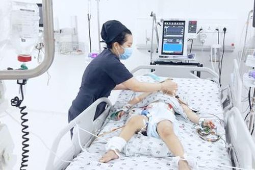 Tấm ván ven đường đập vào hông khiến bé trai 4 tuổi bị vỡ gan, dập lách