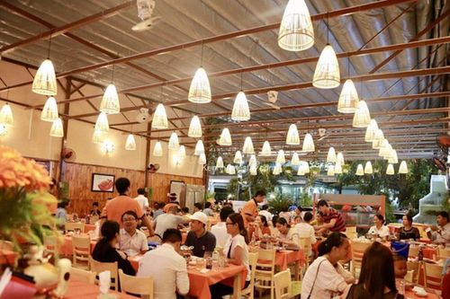 Hà Nội: Một quận 'vùng cam' cho phép bán hàng ăn uống tại chỗ