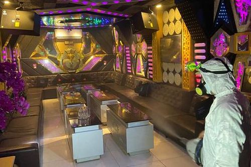 Tất bật chuẩn bị mở cửa lại, quán karaoke vẫn nhiều lo lắng