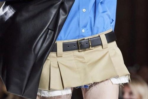 Váy ngắn trở lại