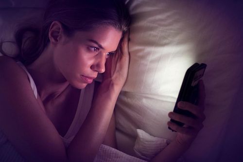 Khó ngủ, uể oải vì lướt TikTok