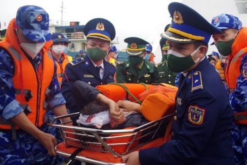 Cấp cứu thành công 5 thuyền viên Nghệ An gặp nạn trên biển