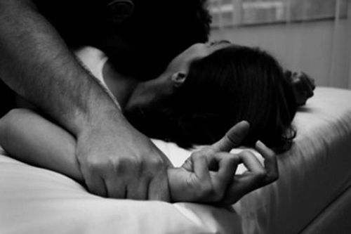 Tưởng chồng đòi ân ái, 'hành sự' xong vợ tá hỏa vì nhầm người