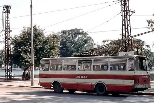 Loạt ảnh cực độc về tàu điện bánh hơi ở Hà Nội xưa