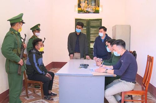 Bắt giữ đối tượng đưa người nhập cảnh trái phép có tàng trữ vũ khí 'nóng'