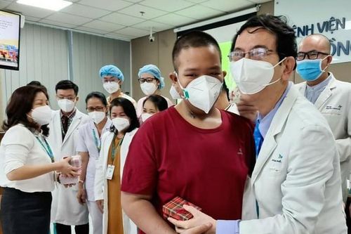 Những hành trình chiến thắng COVID-19 đầy ngoạn mục