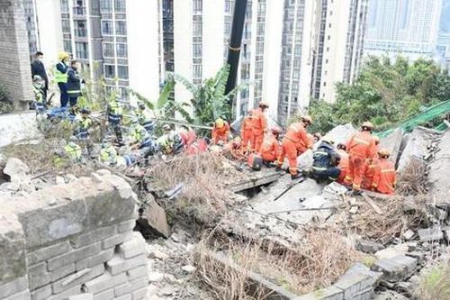 Sập nhà ăn sau tiếng nổ lớn vào giờ ăn trưa