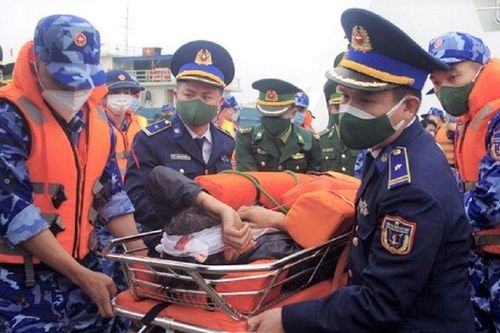 Cứu kịp thời 5 ngư dân Nghệ An gặp nạn trên biển
