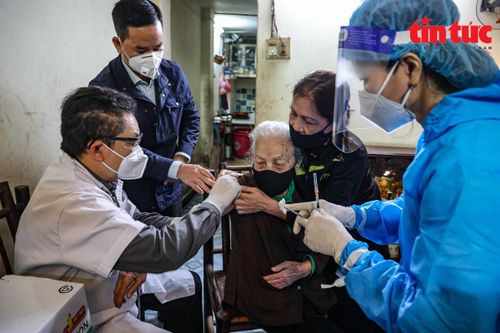 Tiêm vaccine tại nhà cho người già yếu tại Hà Nội