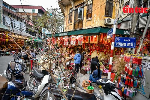 Phố Hàng Mã đa dạng đồ trang trí đón Tết Nguyên đán Nhâm Dần 2022