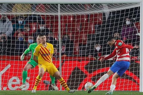 Hòa mà như thua Granada, Barca run rẩy trước Siêu kinh điển