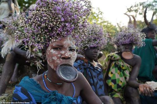 Chùm ảnh phụ nữ Ethiopia tự hào lồng đĩa vào môi thể hiện đẳng cấp xã hội