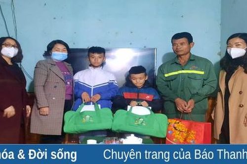 Tặng quà cho trẻ mồ côi huyện Thọ Xuân theo chương trình 'Mẹ đỡ đầu'