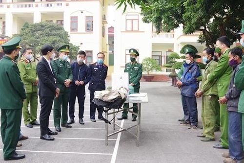 'Ôm' 144 nghìn viên ma túy tổng hợp, 12 bánh heroin đi bán thì bị 'tóm'