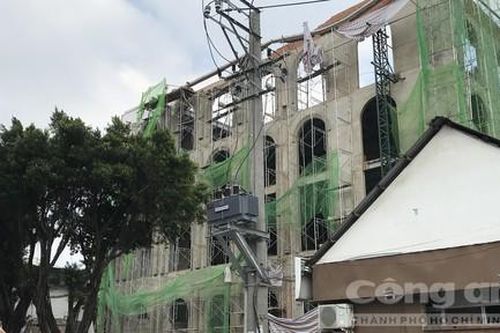 TPHCM: 4 công nhân rơi từ lầu 3 công trình xuống, 2 người tử vong