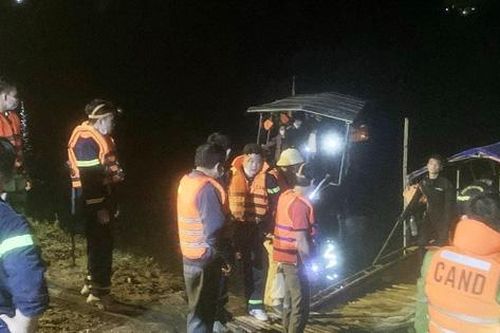 Thanh Hóa: Xuyên đêm trong giá lạnh tìm kiếm 3 thành viên trong gia đình bị lật thuyền trên sông Mã