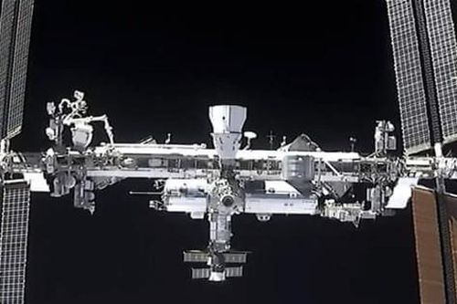 Di dời cánh tay robot trên ISS