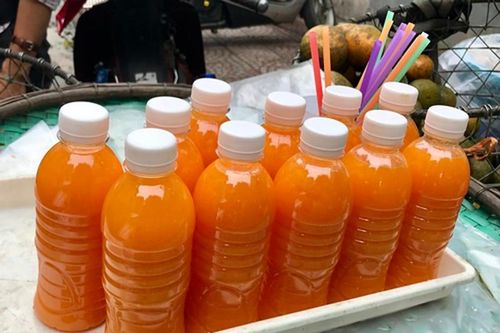 Uống chai 'nước cam' cha để trên bàn, con chỉ còn da bọc xương