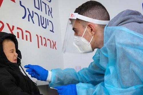 Gần 50% dân số được tiêm vắc xin liều 3, Israel vẫn ghi nhận số ca COVID-19 cao kỷ lục