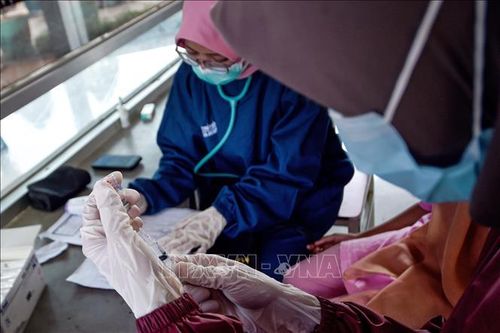 Chuyên gia cảnh báo làn sóng COVID-19 thứ ba tại Indonesia