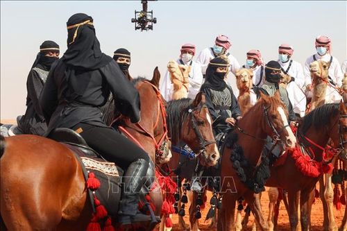 Lần đầu tiên phái đẹp tham gia Lễ hội Lạc đà tại Saudi Arabia