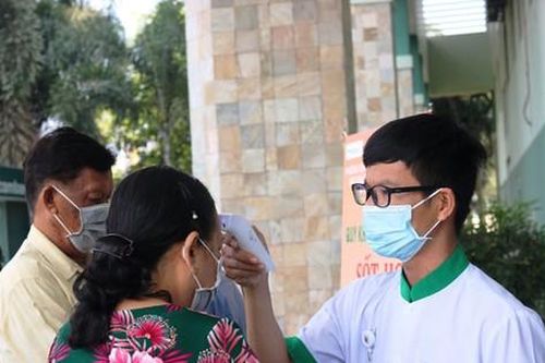 Nhập viện vì bị nhiễm trùng, áp xe má sau khi tiêm filler làm đẹp