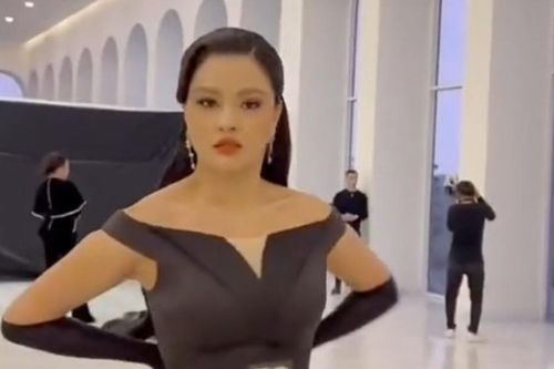 Vũ Thu Phương đang catwalk cực dẻo thì dính sự cố: Mặt không biến sắc, xử lý cực đỉnh