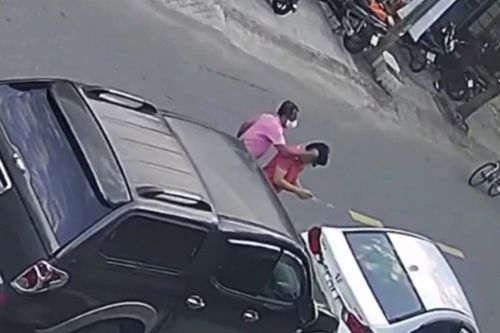 Clip: Đâm đuôi xe con, tài xế xe bán tải còn ngang ngược lao vào đấm đối phương túi bụi ngay giữa đường