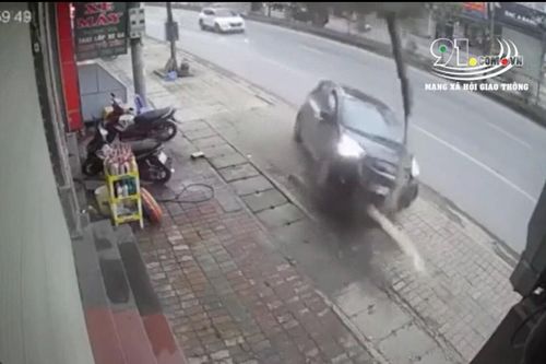 Clip: Ô tô bất ngờ mất lái lao lên vỉa hè tông đổ cây