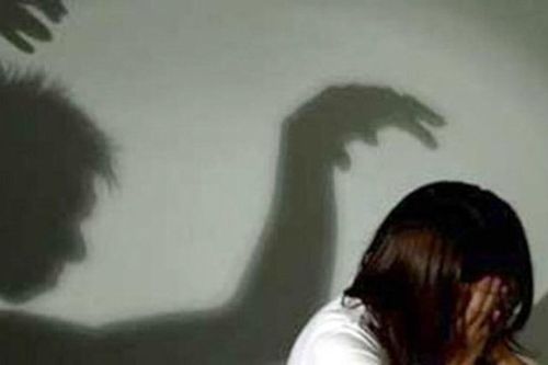 Bị bố gọi vào phòng ngủ, bé gái ngoan ngoãn nghe lời, 9 năm sau mới tiết lộ sự thật 'rợn gáy'
