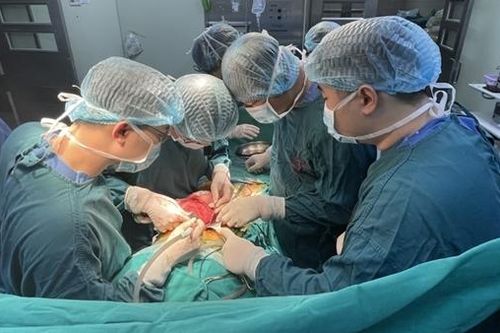Cứu sống cháu bé bị chấn thương gan, thận nặng hiếm gặp