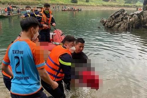 Cảnh sát tìm thấy thi thể 3 người trong một gia đình trên sông Mã