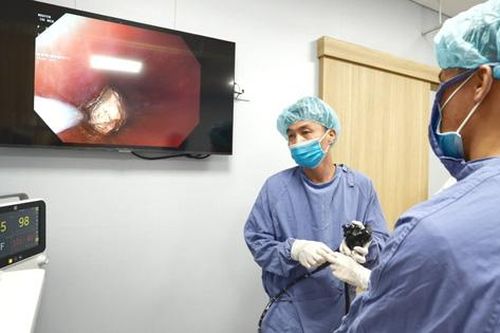 Nội soi lấy thành công khối bã thức ăn 5cm trong dạ dày bệnh nhân 24 tuổi