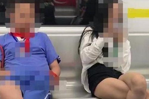 Ngồi cạnh gái xinh, nam sinh tiểu học có hành động đỏ mặt