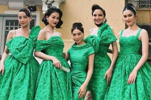 Những pha tạo dáng 'khó đỡ' của Hòa Minzy bên dàn hậu có chiều cao khủng làm fan cười ngất