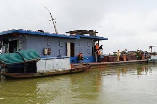Dùng tàu 'khủng' khai thác cát trái phép, nhổ neo bỏ chạy khi thấy công an