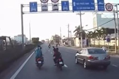 Hai nhóm thanh niên rượt chém nhau như phim xã hội đen trên đường