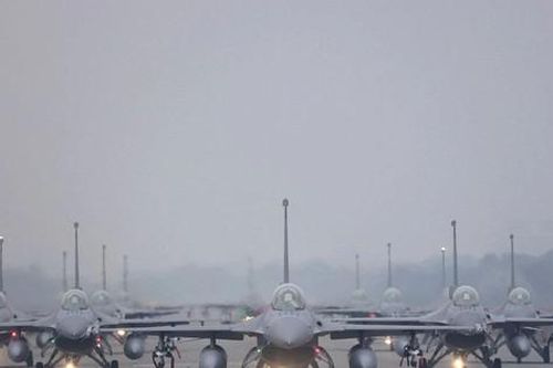 Đài Loan (Trung Quốc): Chiến đấu cơ F-16V mất tích, nghi lao xuống biển