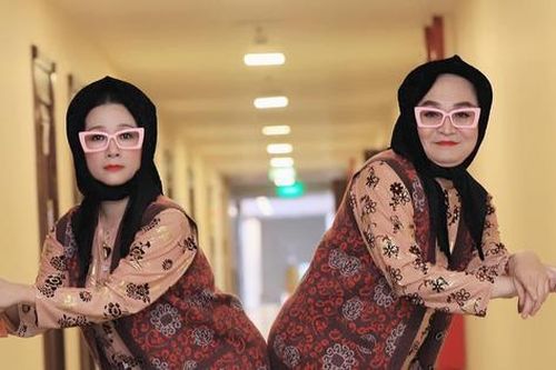 NSND Thanh Thanh Hiền trở lại sân khấu cùng Xuân Hinh, hóa hai bà cụ 'xì tin'