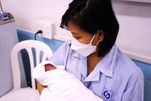 Sản phụ mang song thai mắc thủy đậu nguy kịch