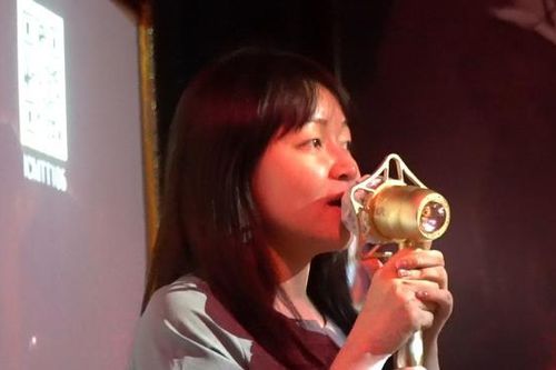 Quán karaoke nhộn nhịp mở cửa, khách đến sớm vì sợ hết phòng
