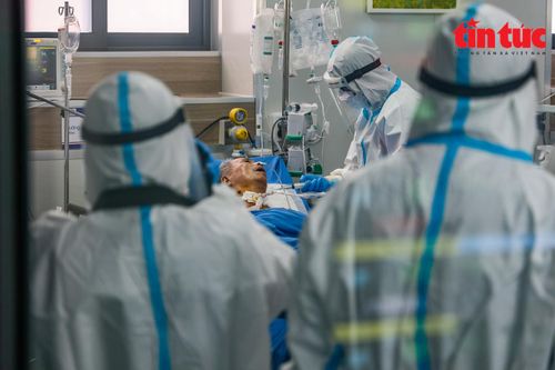Hà Nội hối hả điều trị F0 nặng, nguy kịch ở nơi tuyến cuối