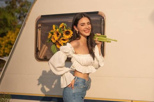 Học cách mix áo crop top của Mai Davika: Từ dễ thương đến quyến rũ đủ cả!