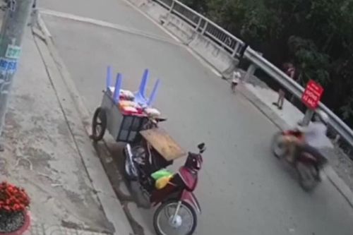 Clip: Em bé băng sang đường bị xe máy tông trúng, người mẹ chỉ kịp hốt hoảng nhìn theo